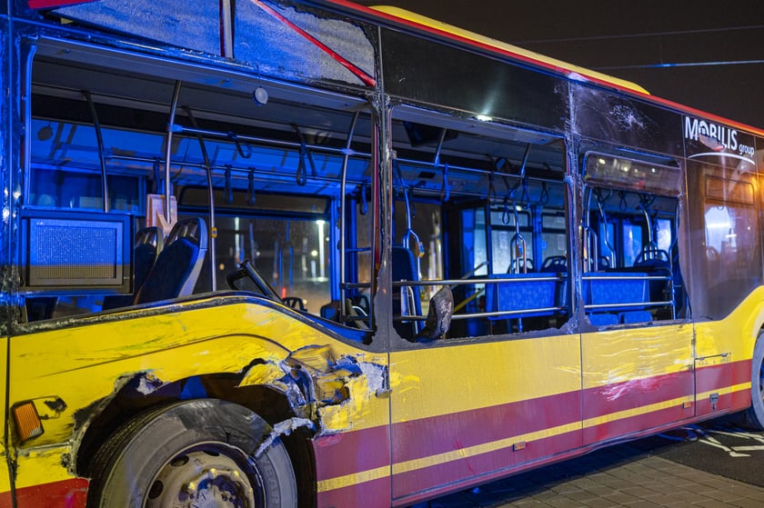 Tramwaj nr 10 wjechał w bok autobusu nr 107. Cztery osoby są lekko ranne
